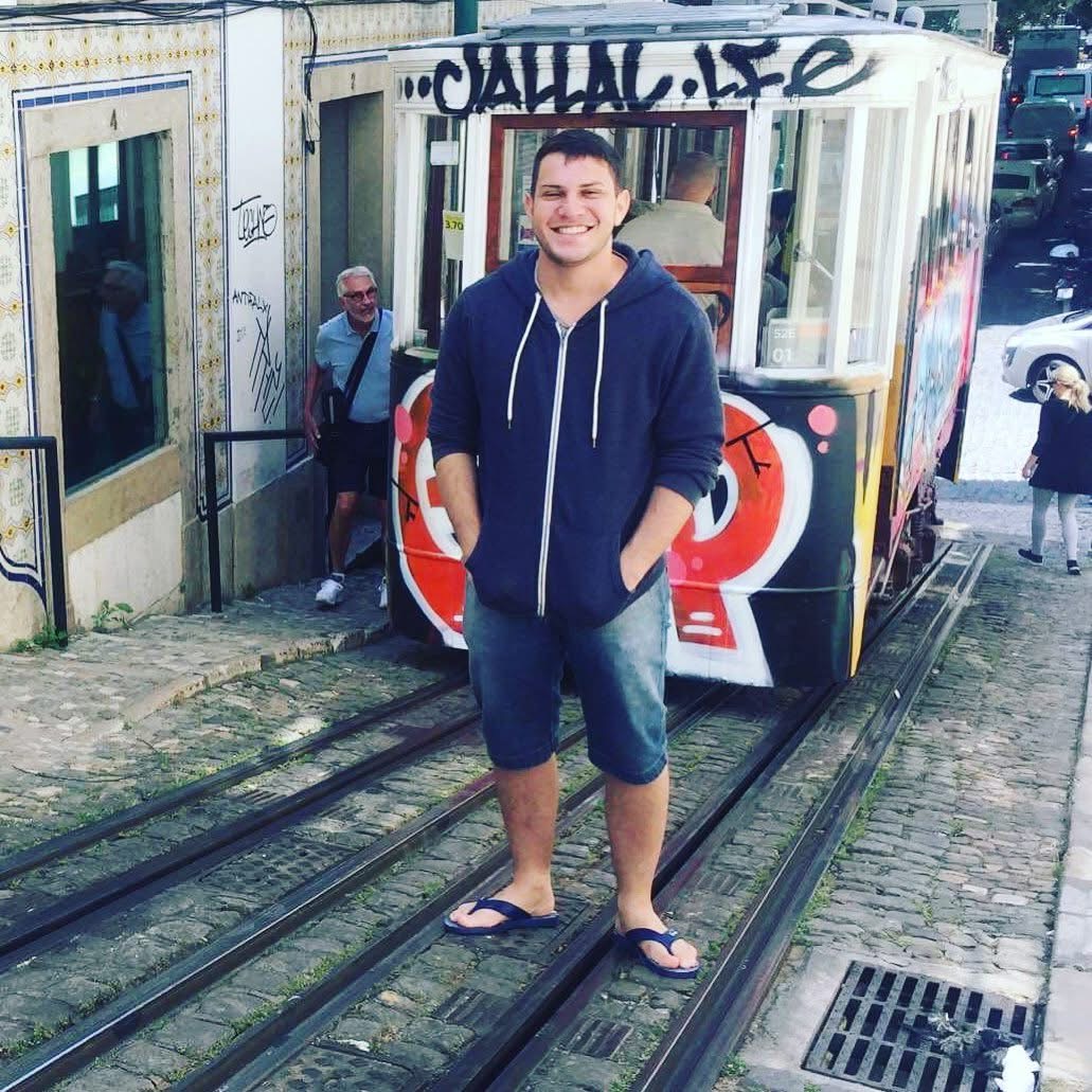 Lucas junto ao Ascensor da Glória, em Lisboa