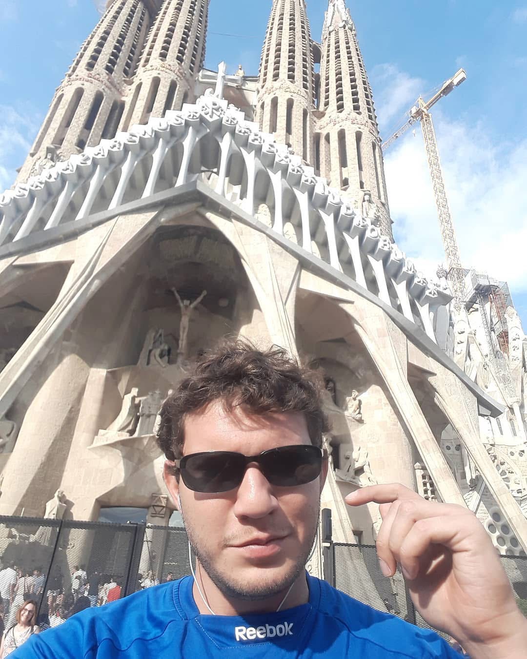 Lucas em frente à Basílica da Sagrada Família, em Barcelona