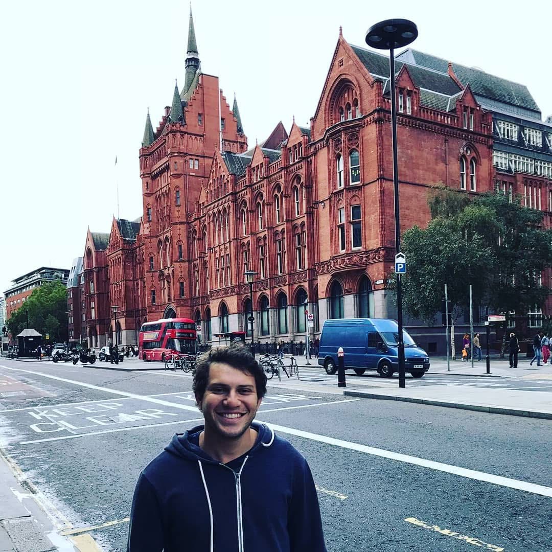Lucas em frente ao Holborn Bars, em Londres