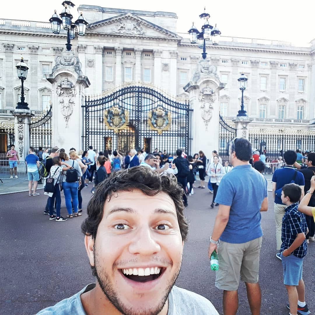 Lucas em frente ao Palácio de Buckingham, em Londres