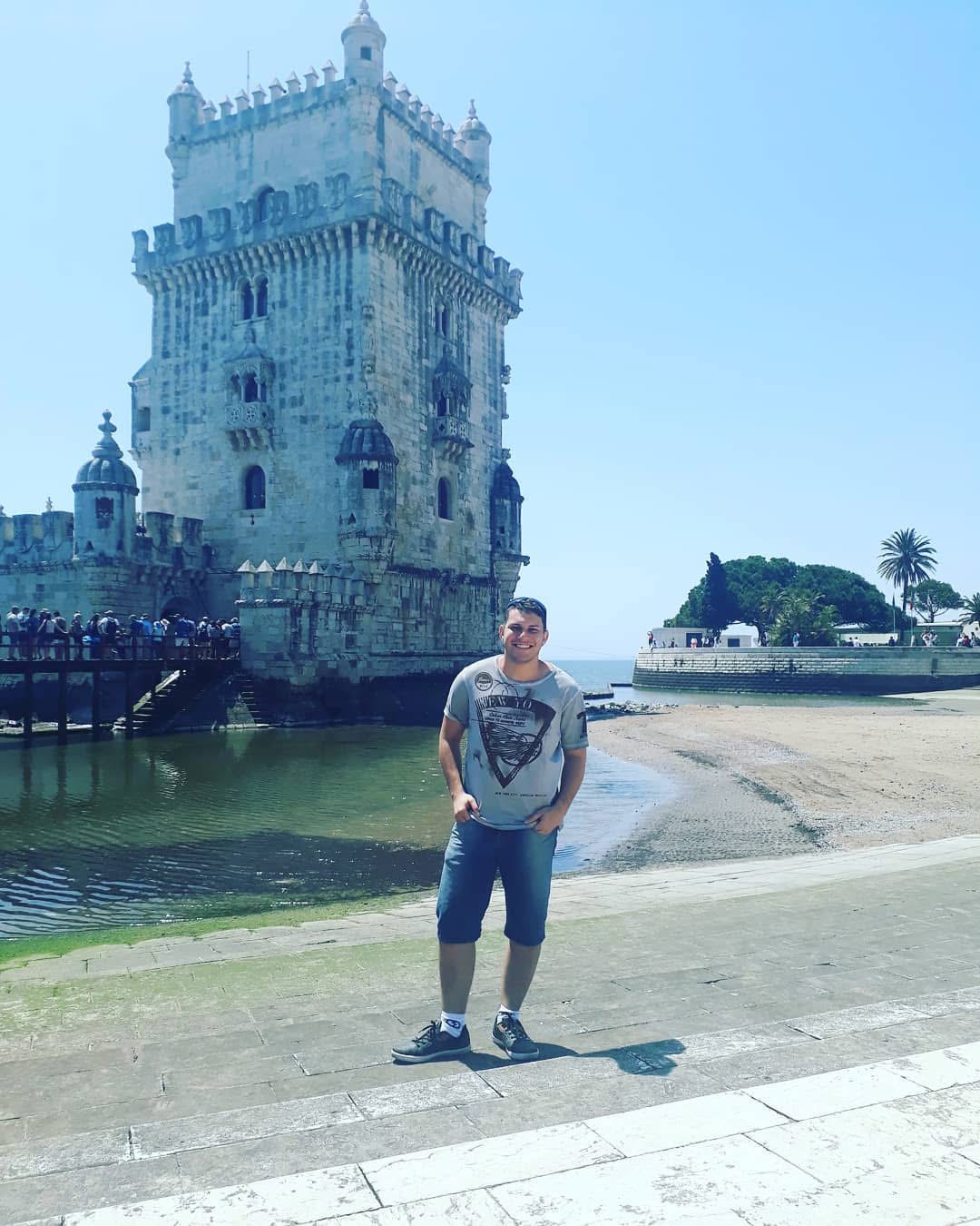 Lucas junto à Torre de Belém, em Lisboa